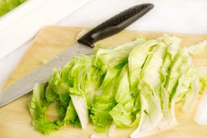 Cross-contamination between meat and other foods in restaurants can be a source of E. coli outbreaks